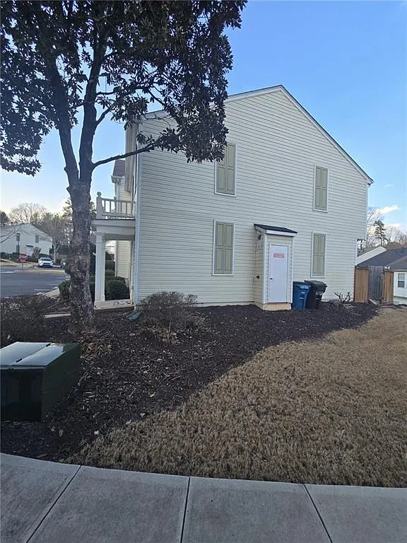 3 bed, 2.5 bath, 1370 sqft, $2,300 — Photo 2
