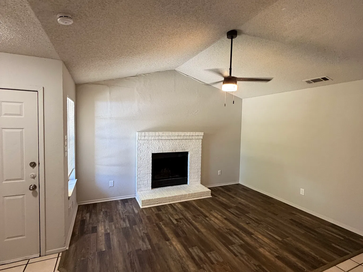 3 bed, 1211 sqft, $1,350 — Photo 2