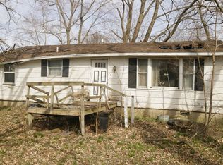 112 N Dauphin St, Chestnut, IL 62518
