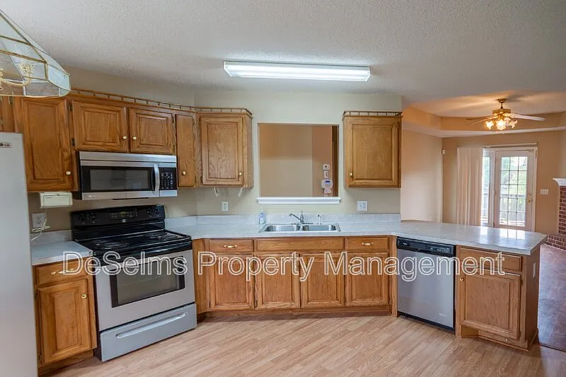 3 bed, 2.0 bath, 1148 sqft, $1,900 — Photo 4
