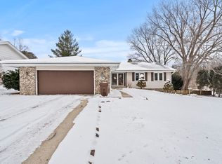 1286 Roxbury Rd, Rockford, IL 61107