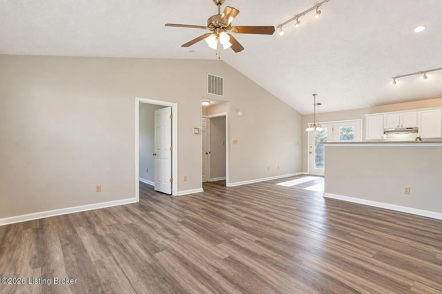 3 bed, 2.0 bath, 1222 sqft, $1,995 — Photo 2