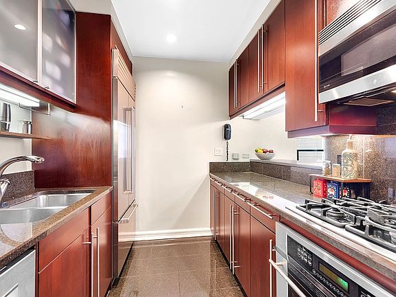 5th image of 240 Riverside Blvd APT 14O