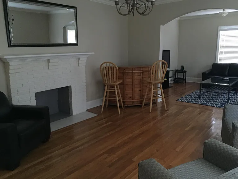 3201 Kinross Ave — Photo 2