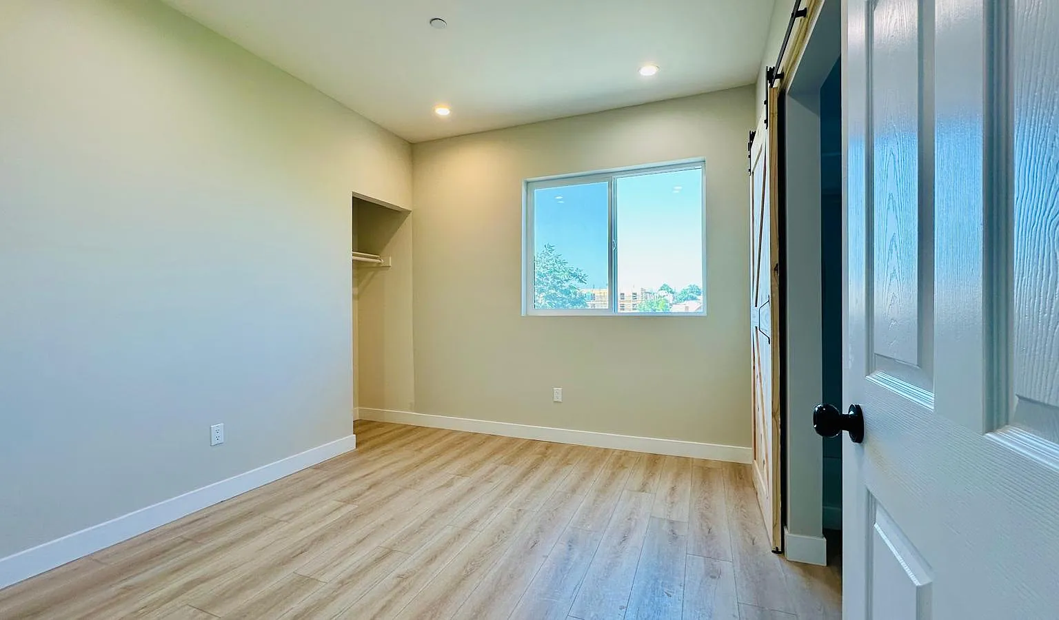 1 bed, 8000 sqft, $700 — Photo 3