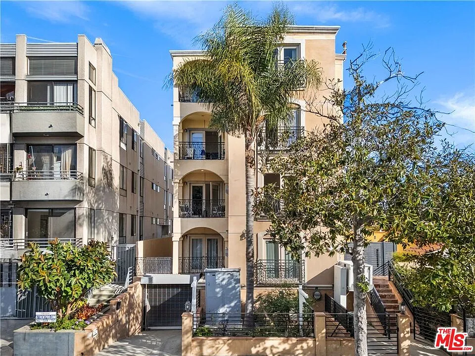 3 bed, 5.0 bath, 2762 sqft, $6,998 — Photo 3