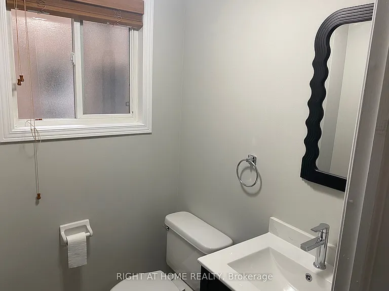 2351 Newcastle Cres — Photo 8