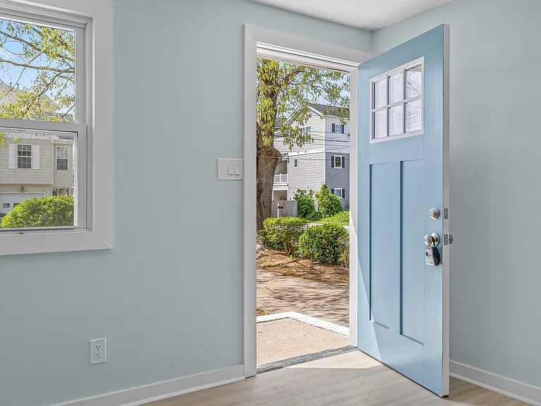 4268 Lee Ave — Photo 4