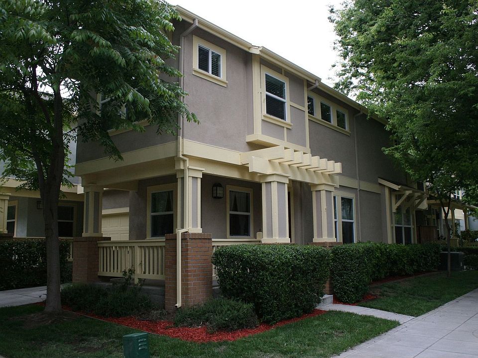 PREMIUM LOT, LENGTH WISE WITH STREET. 1 GARAGE W/SPACE IN TOO. NEW EXTR PAINT 