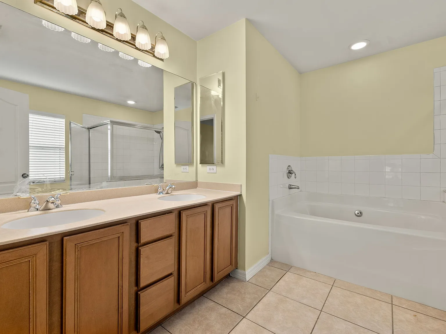 3 bed, 1900 sqft, $1,999 — Photo 3