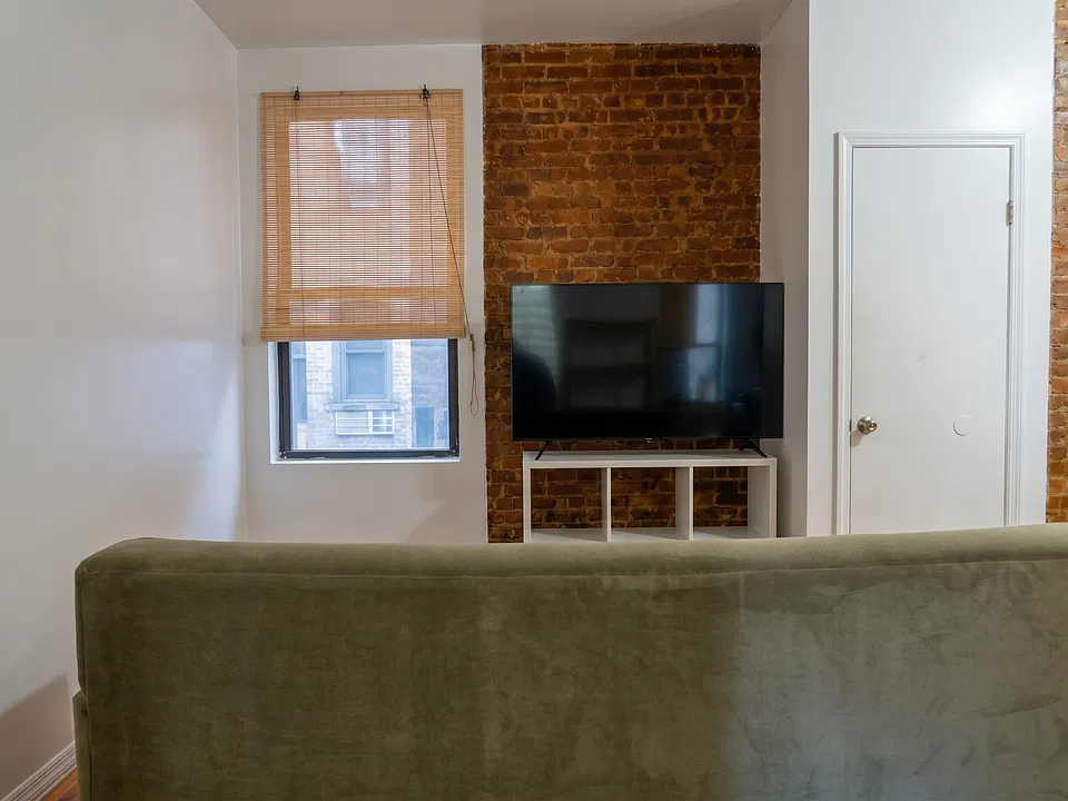 401 W 47th St #5