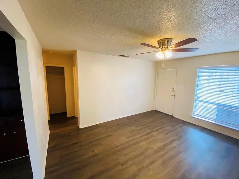 1710 Ledgewood Dr — Photo 4