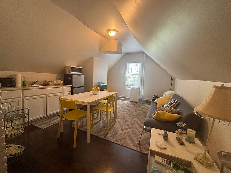 11710 Buckingham Ave — Photo 7
