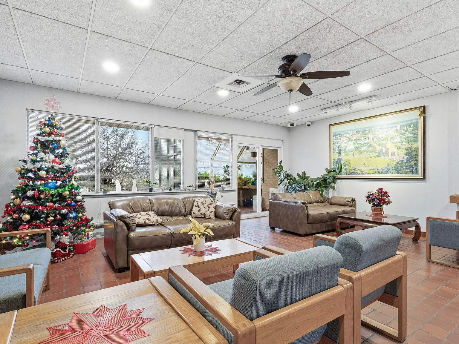 Gorgeous Renovated Unit For Seniors in Prime Location — Photo 3