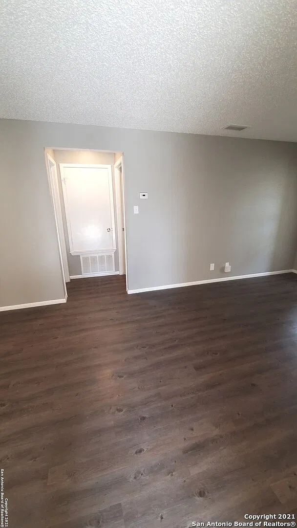 1 bed, 700 sqft, $1,050 — Photo 3
