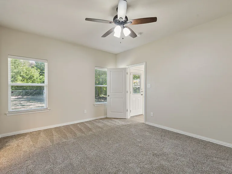 731 W Bond St — Photo 17