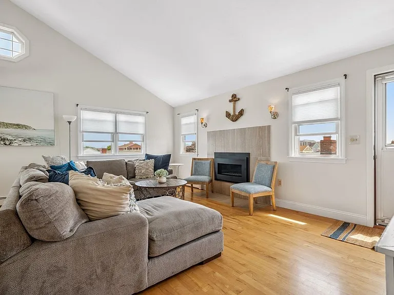 131 Franklin St — Photo 14