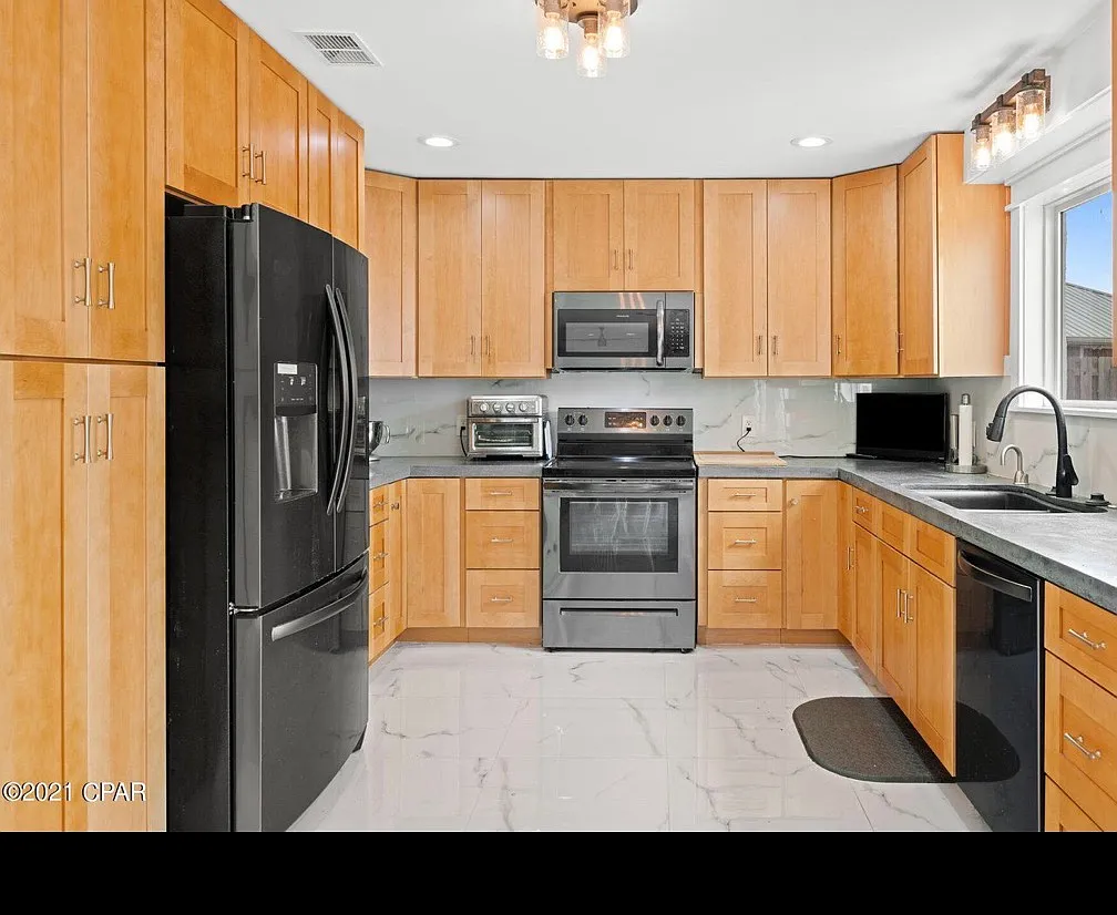 4 bed, 2400 sqft, $3,000 — Photo 4