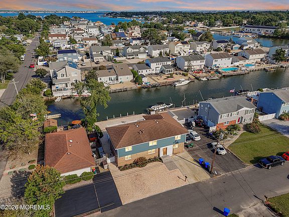 3rd image of 19 Acapulco Drive