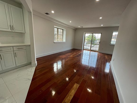 4th image of 2543 W 17th St
