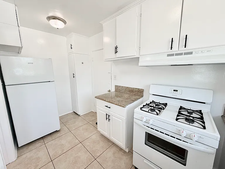235 E California Blvd — Photo 13