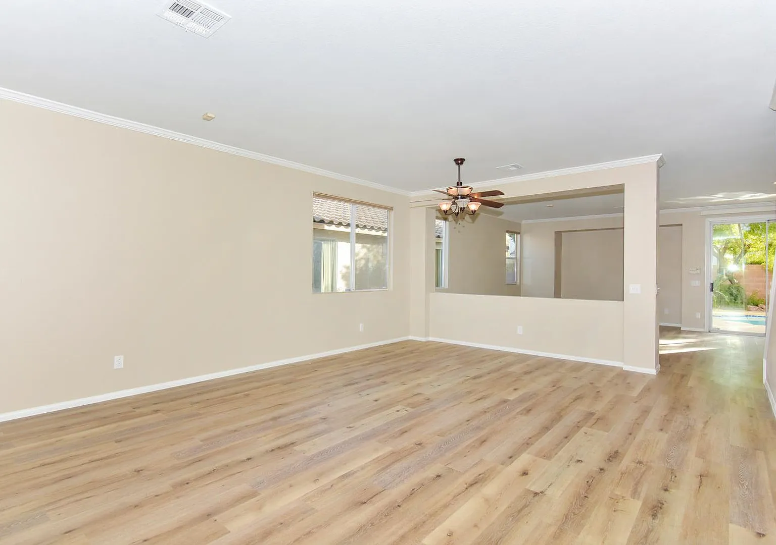 Gorgeous 3-Bedroom Home with A Private Pool. — Photo 3
