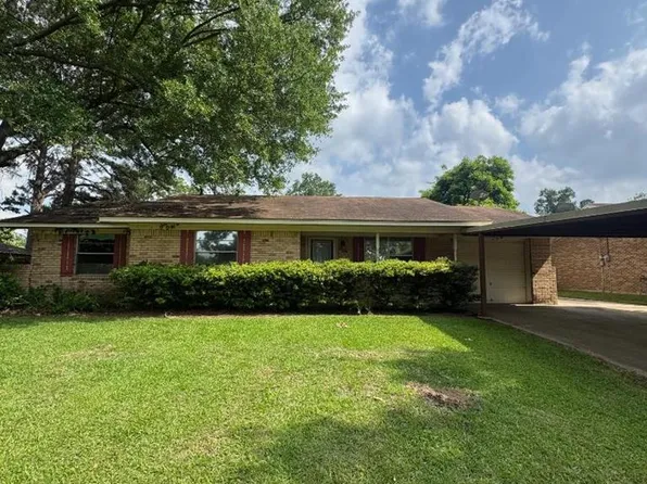 120 E Greenfield Dr, Wake Village, TX 75501