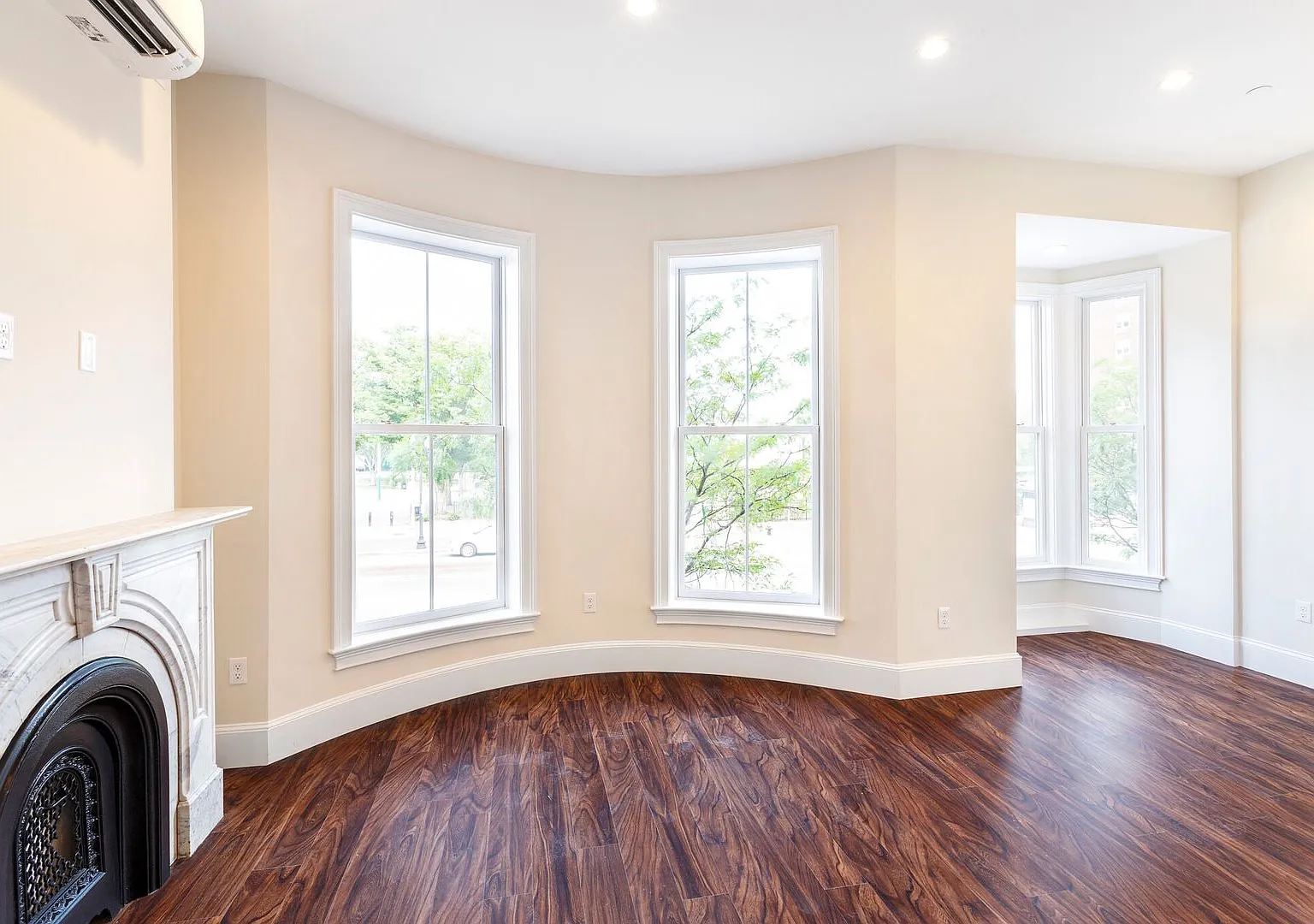 Charming 3 Bedroom-No Broker Fee — Photo 3