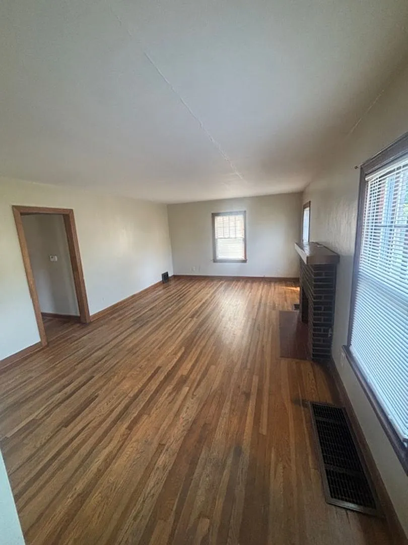 Charming 4 Bedroom 1.5 Bath Home in Lorain — Photo 4