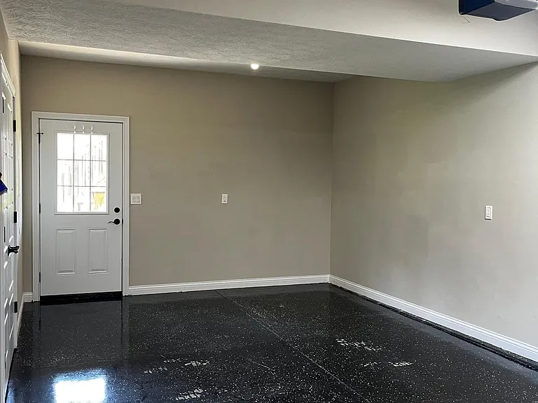 300 Turner Ct — Photo 35