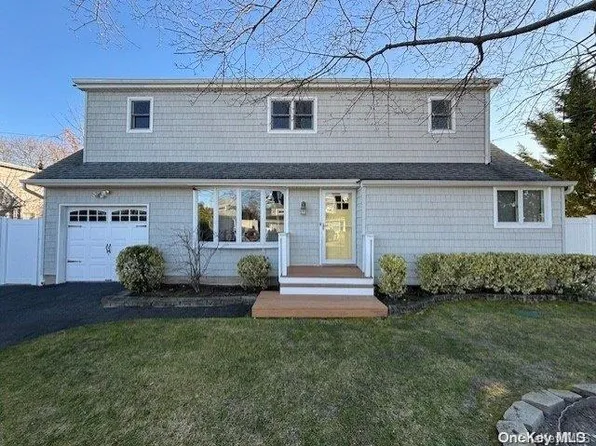 325 1st Avenue, Bayport, NY 11705