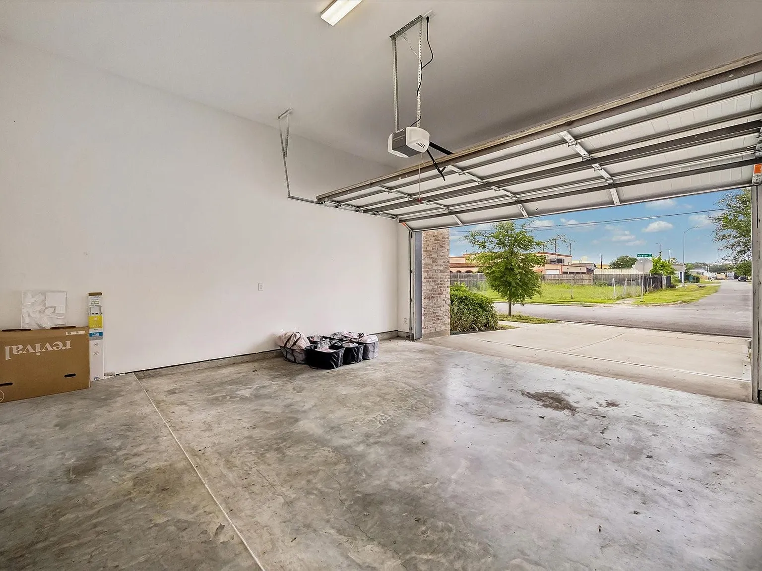 3 bed, 2.5 bath, 2502 sqft, $4,500 — Photo 4