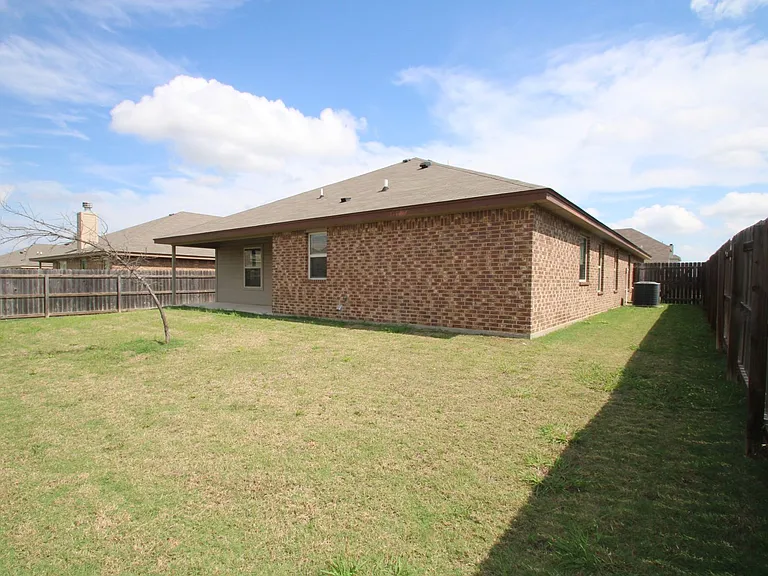 902 Clanton Cv — Photo 42