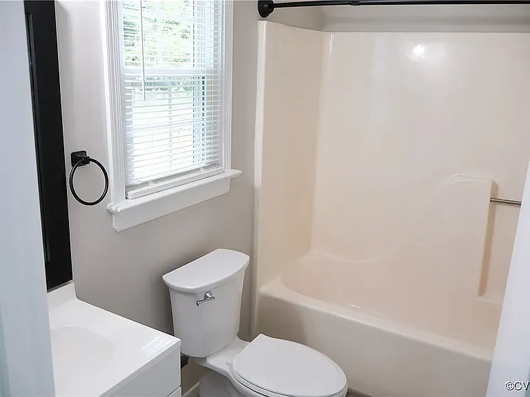 Full primary bathroom