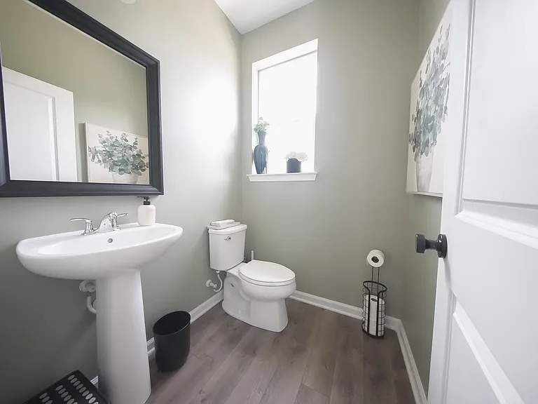 MAIN FLOOR BATHROOM (12/12)