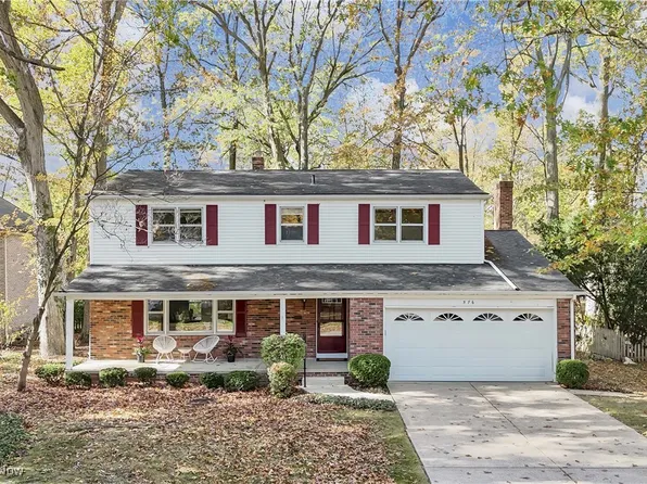 576 Debbington Dr, Bay Village, OH 44140