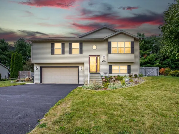 1438 Bea Ann Dr, Dodgeville, WI 53533