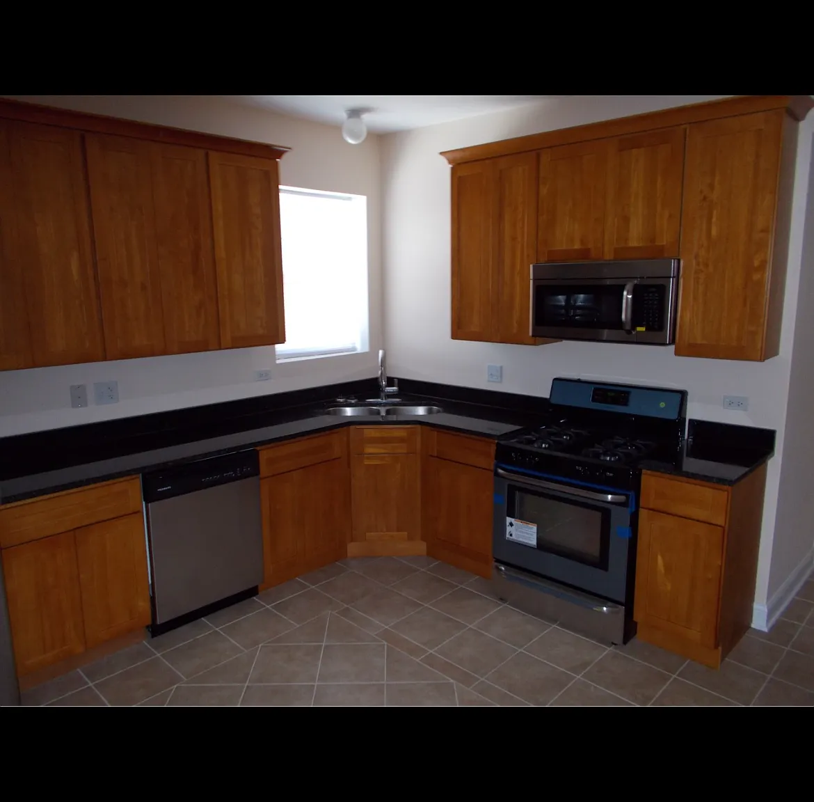 3 bed, 1300 sqft, $1,750 — Photo 3
