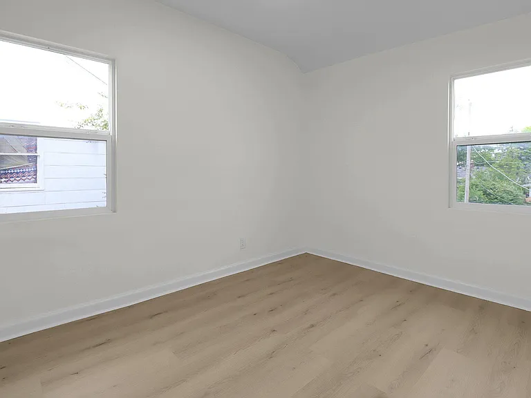1686 E Whittier St — Photo 7