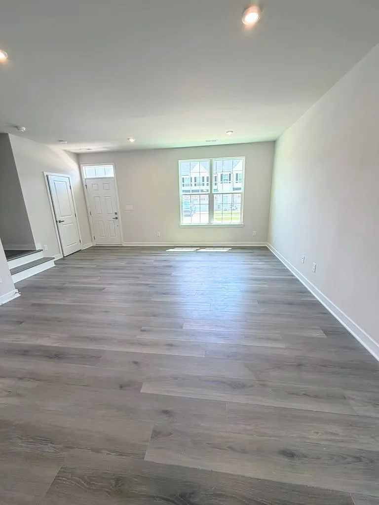 3 bed, 2.5 bath, 1584 sqft, $2,150 — Photo 2