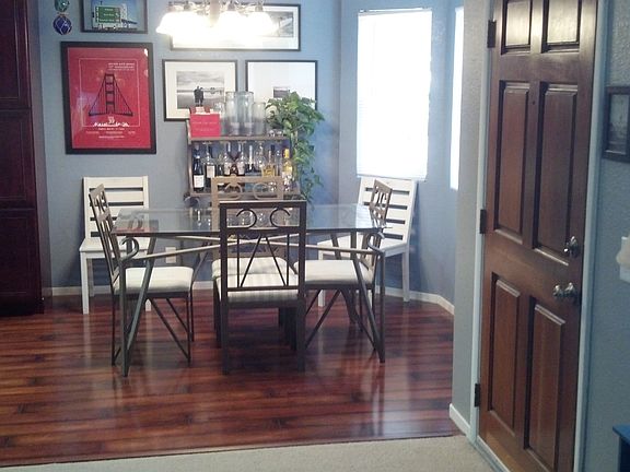 Dining room w/ hardwood floors
