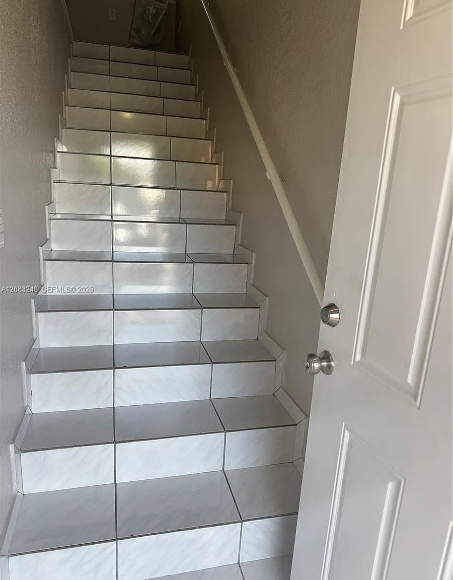 El Prado Xvi Condo — Photo 1