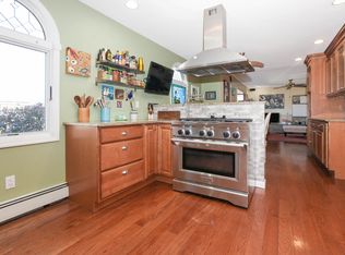 17 E Clearwater Rd, Lindenhurst, NY 11757