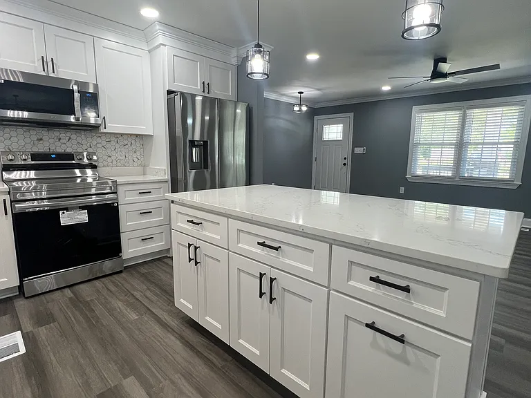 418 Clarendon Ave — Photo 8
