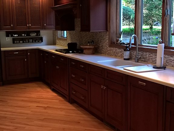 20 feet of kitchen counter 