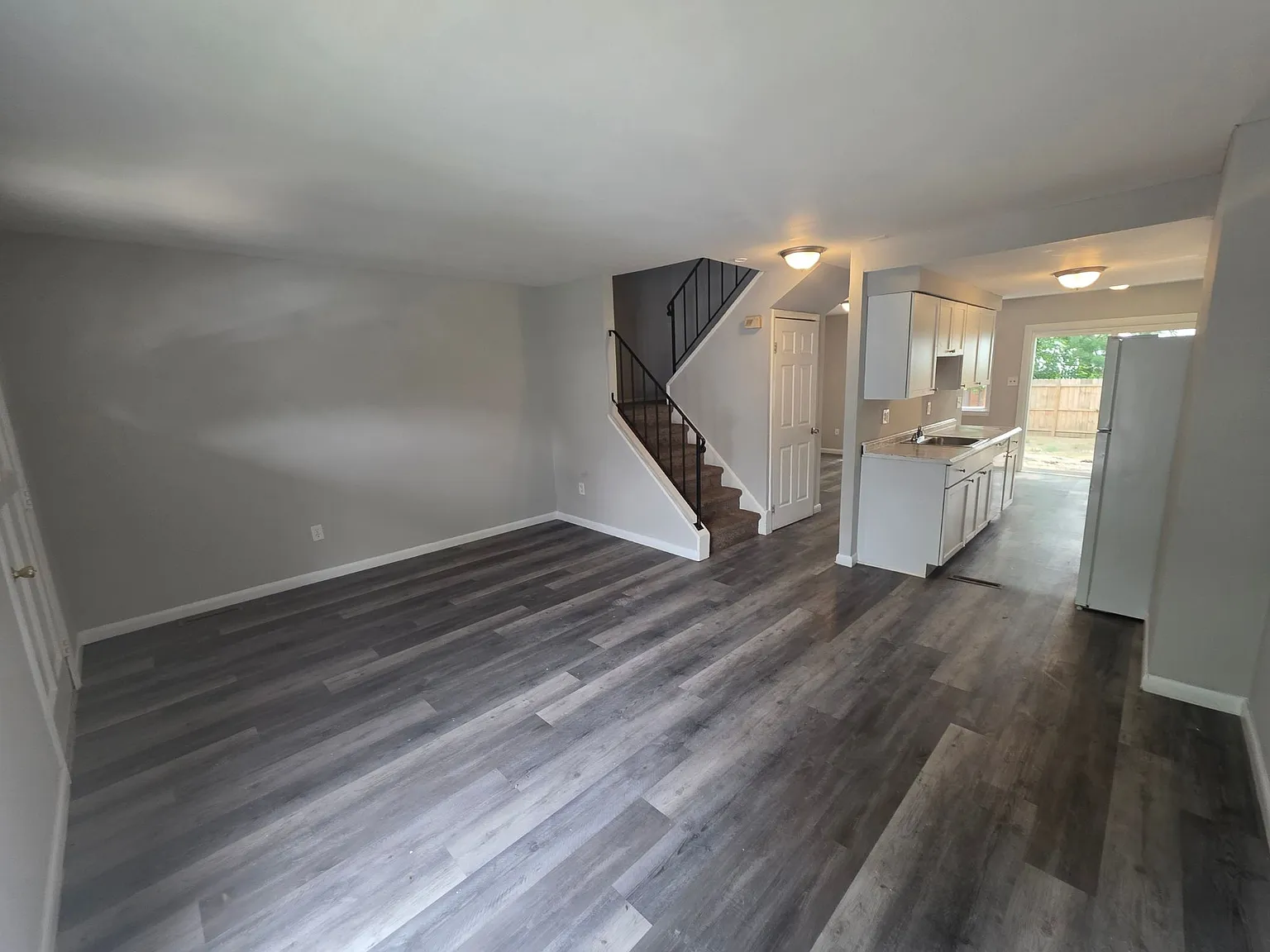 3 bed, 1200 sqft, $2,000 — Photo 2