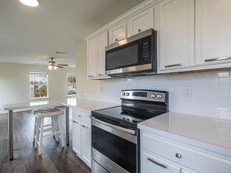 420 Richmond Dr — Photo 6