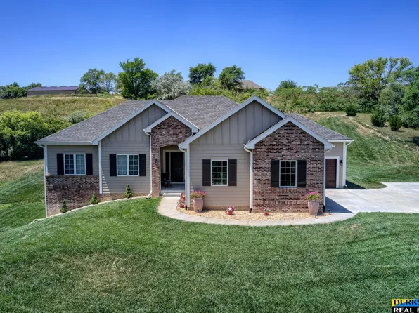5557 Clearwater Dr, Fort Calhoun, NE 68023