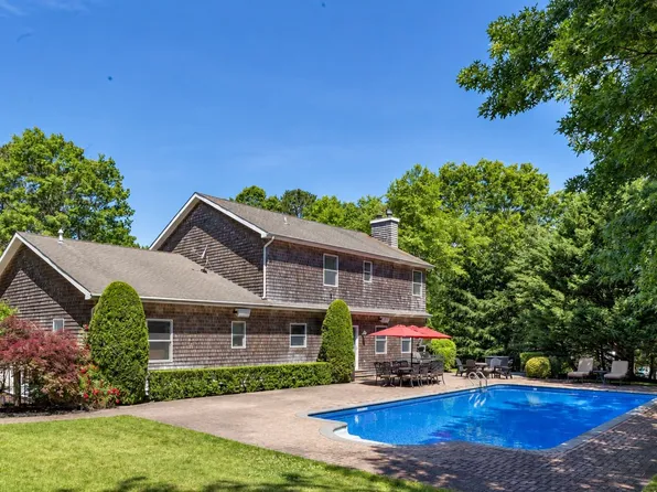 11 Hildreth Rd, Hampton Bays, NY 11946