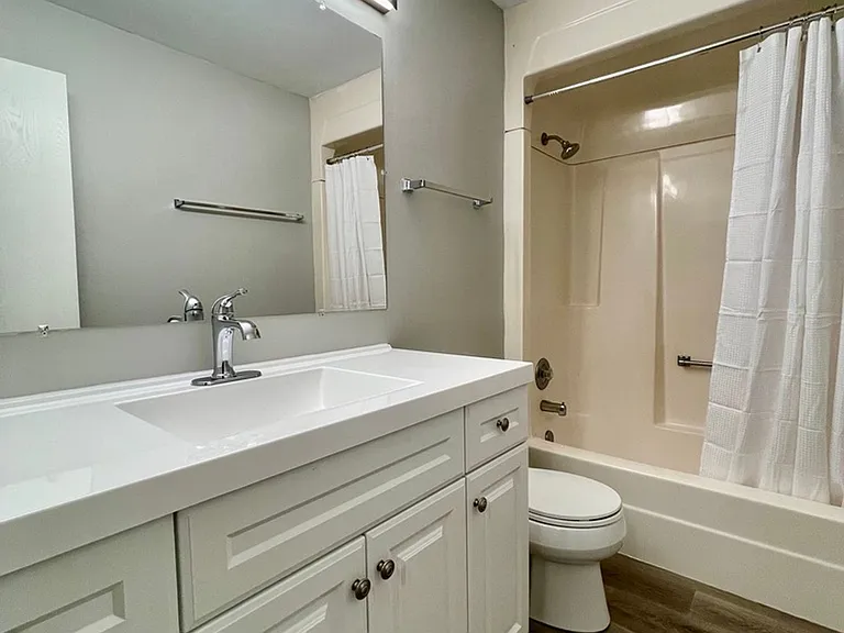 Renovated Apartment With In-Unit Washer-Dryer & Garage Parking! — Photo 9
